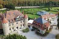 La façade du Château de la Trye dévoile une élégante architecture de caractère, alliant histoire et authenticité, au cœur d’un environnement verdoyant. | © Château de la Trye